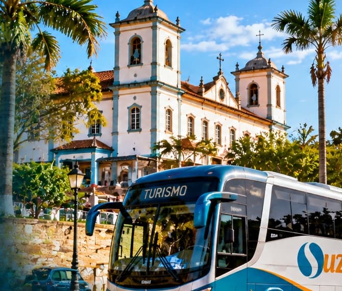 Ônibus da Suzan Turismo diante de uma igreja histórica durante um city tour
