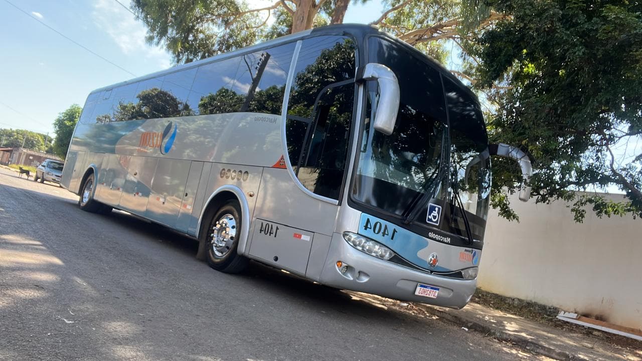 Ônibus Marcopolo da Suzan Turismo estacionado, visto de lado
